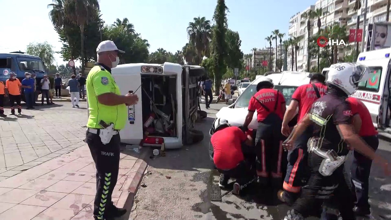 Hafif ticari aracın çarptığı yolcu minibüsü devrildi: 3 yaralı
