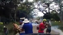 Ambulancia queda atrapada en medio antimotines y manifestantes en Guanacaste