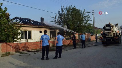 Ayağında zincirle alevler arasında kalan çocuğu itfaiye kurtardı