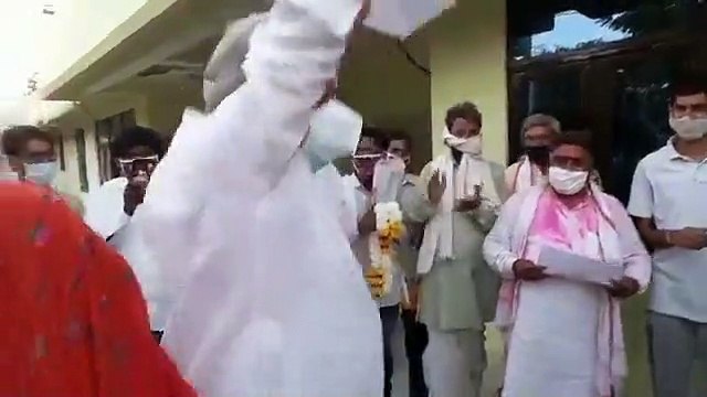 ... और लोकगीतों के बीच झूम उठे 'आक्रामक' सांसद Kirodi Lal Meena, देखें वायरल हो रहा वीडियो