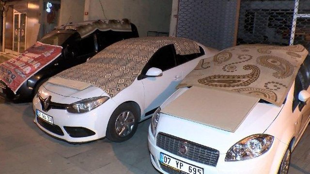 Beklenen dolu yağışı öncesi vatandaşlar araçlarını korumaya böyle aldı