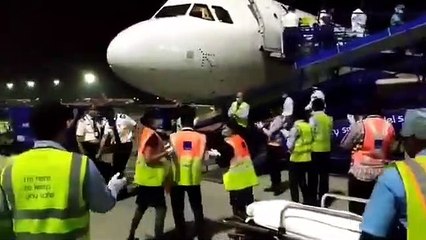 दिल्ली से बंगलूरू जा रहे विमान में कराई गई बच्चे की डिलीवरी, सोशल मीडिया वायरल हुई वीडियो