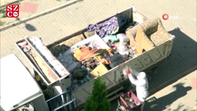 'Çok kötü kokuyor' şikayeti yapılan evden bir kamyon dolusu çöp çıktı