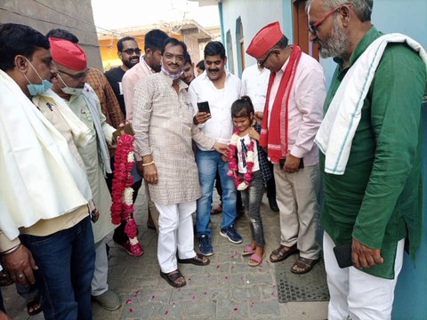 मैनपुरी: सपा जिलाध्यक्ष का फूल मालाओ से लादकर किया स्वागत