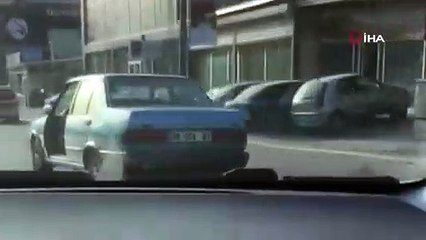 Kapısı olmadan trafikte seyreden otomobil görenleri şaşkına çevirdi