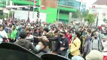 Massa Demo Tolak Omnibus Law di Harmoni Ricuh, Polisi Dilempari Botol