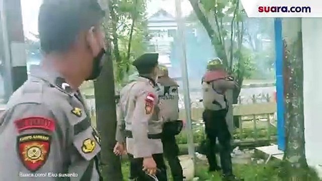 Demo Tolak Omnibus Law di Kalbar Bentrok, Polisi Tembakkan Gas Air Mata