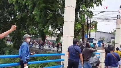 Massa Jebol Pertahanan Aparat di Tangerang, Demo Omnibus Law