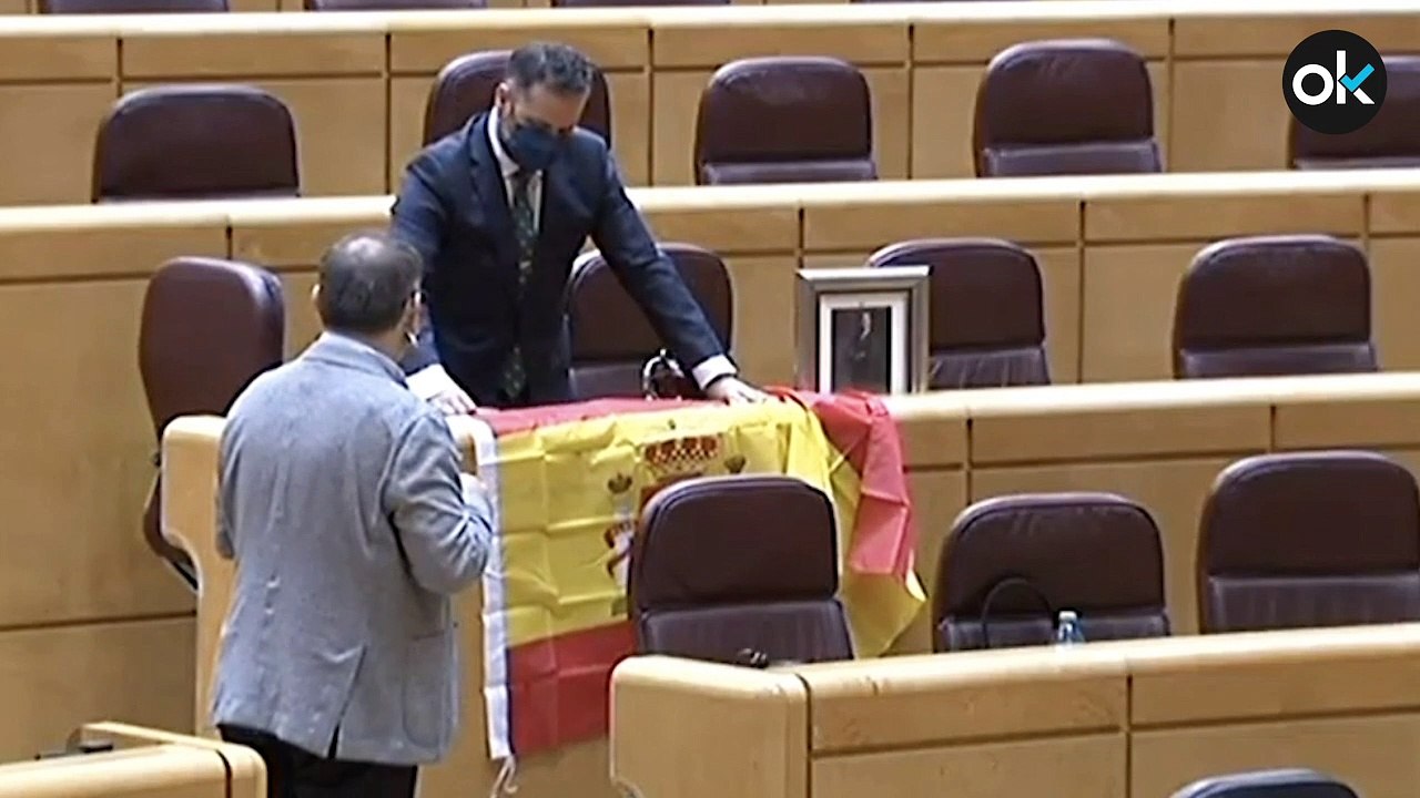 Un senador del PP recibe a Iglesias con una foto de Felipe VI, una corona y una bandera de España