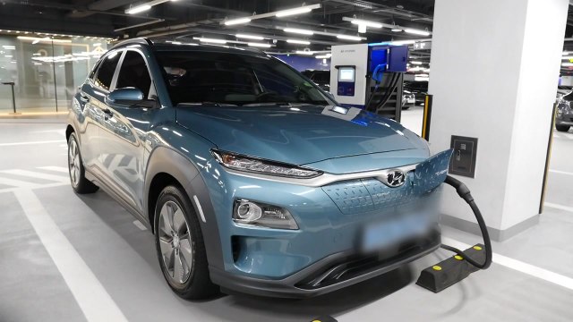 화재 잇따른 현대 코나 전기차 2만5천 대 리콜... 배터리 셀 불량 / YTN