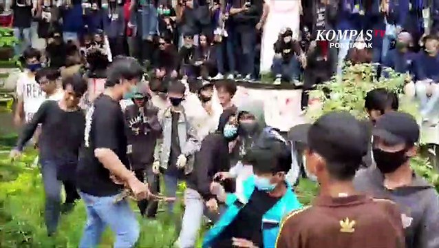 Demo Mahasiswa Tolak UU Omnibus Law di DPRD Kalbar Ricuh