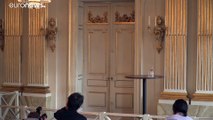 الشاعرة الأمريكية لويز غلوك تفوز بجائزة نوبل للآداب