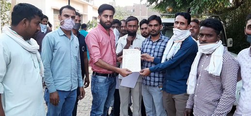 कांधला बिजली घर पर तैनात संविदा कर्मचारियों ने उपखंड अधिकारी को दिया ज्ञापन