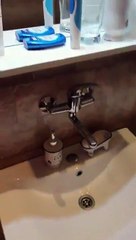 Lorsqu’on met un feu près de l’eau de ce robinet, elle se met à s’enflammer !