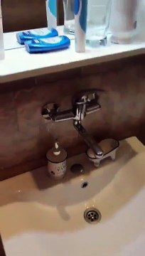 Lorsqu’on met un feu près de l’eau de ce robinet, elle se met à s’enflammer !