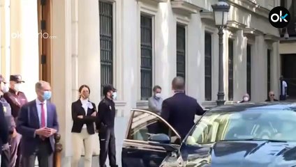 Así le abren la puerta del coche a Pablo Iglesias