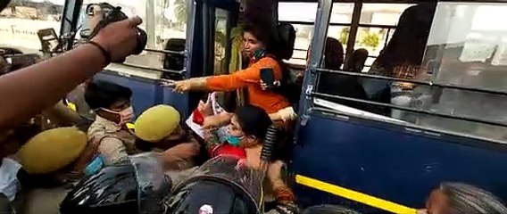 महिलाओं बच्चियों से हो रही दरिंदगी को लेकर 1090 चौराहे पर महिलाओं ने किया प्रदर्शन