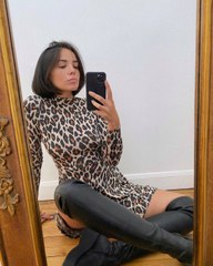 Agathe Auproux hyper torride en robe léopard et bottes noires