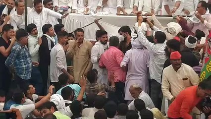 RLD महापंचायत में मंच के आगे बैठने को लेकर कार्यकर्ताओं में चप्पलों से पीटा