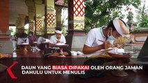 Keren!! Siswa Belajar Tulis Aksara Bali di Daun Lontar