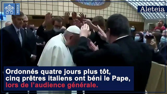 Tout juste ordonnés prêtres, ils rencontrent et bénissent le pape François