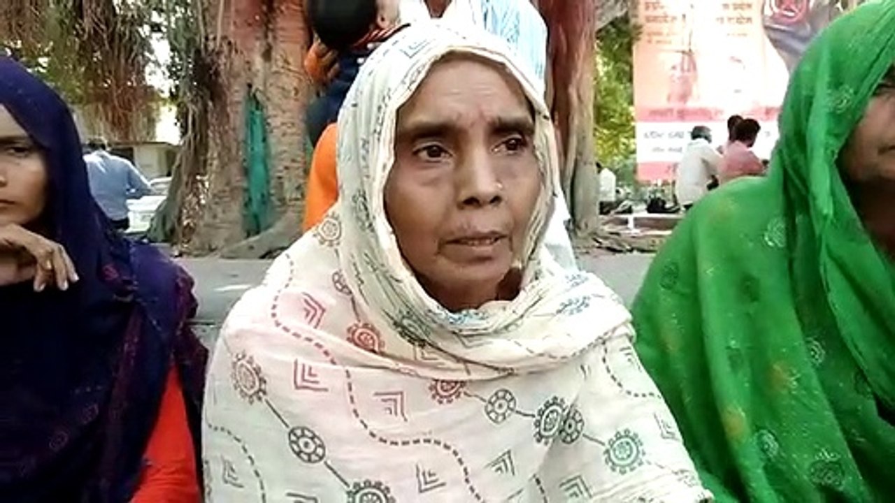 बेटी को न्याय दिलाने के लिए धरने पर बैठी पीड़ित मां