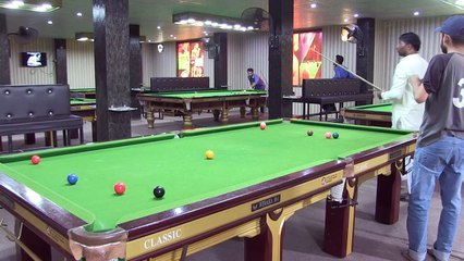 Pakistan : né sans bras et champion de billard