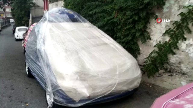 Aracını doludan korumak isteyen sürücüden sıra dışı yöntem: otomobili streç ile sardı
