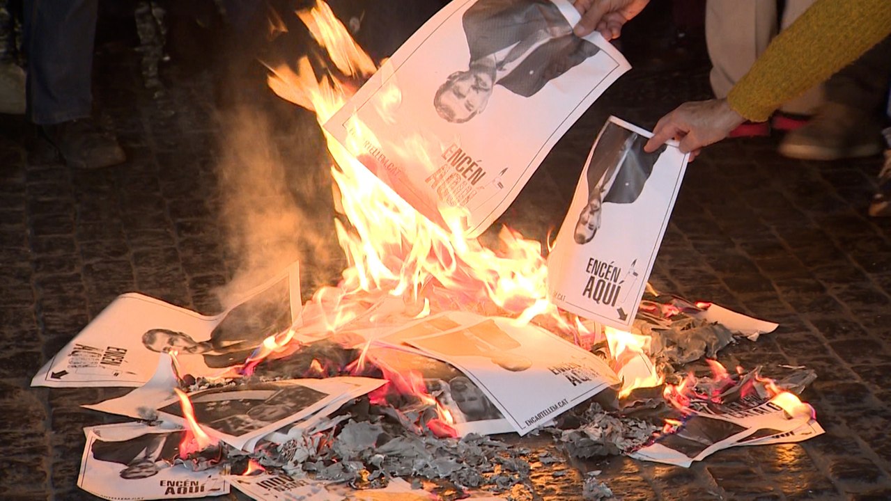 Queman fotos del Rey a ritmo de 'Bella Ciao'