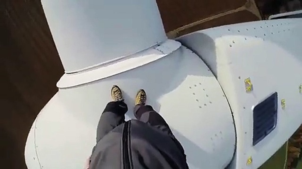 Il saute en parachute depuis une pale d éolienne