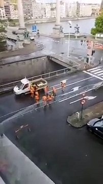 11 employés pour reboucher un seul trou sur la route à Liège ! Vive les belges