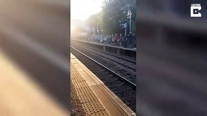 Ces enfants attendent le train Poudlard Express avec impatiente mais vont être très déçus