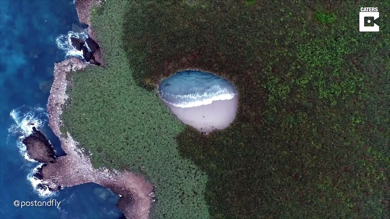 Il découvre une plage cachée dans un cratère... paradisiaque