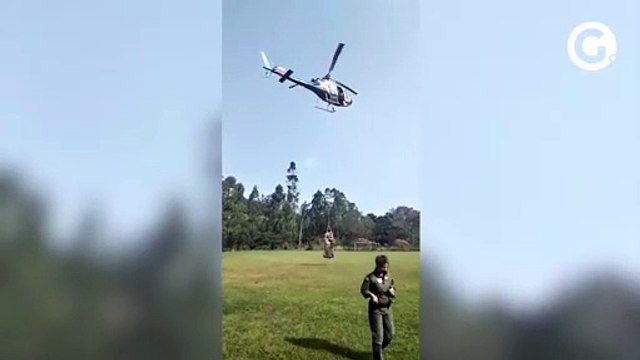 Bombeiros foram transportados de helicóptero para combater as chamas
