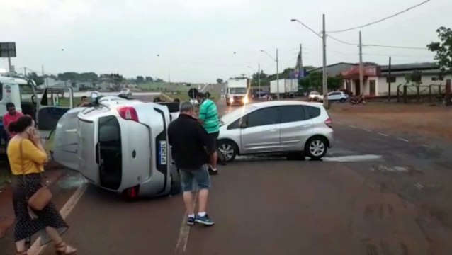 Três pessoas ficam feridas em acidente na marginal da PRc-467