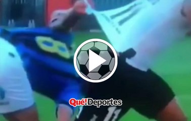 ¡Le quiere robar la camiseta dentro del campo de juego!