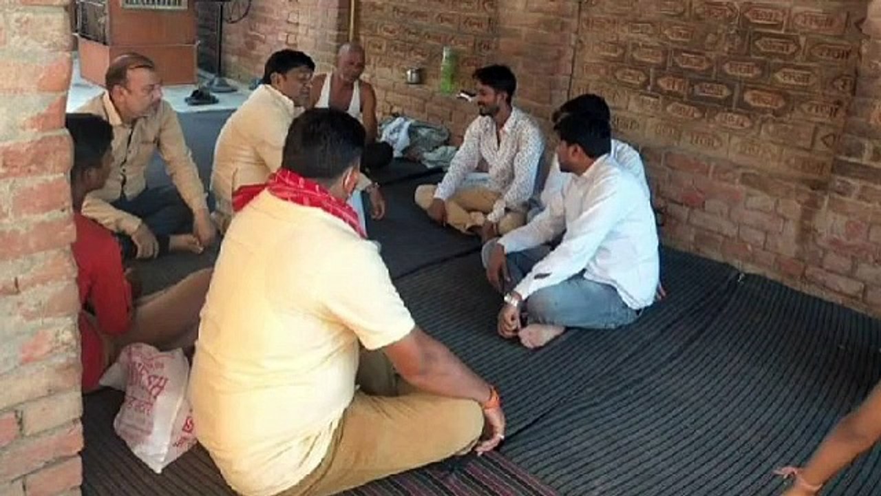 शोक संवेदना में शामिल होने पहुंचे सपा जिला अध्यक्ष गोपाल यादव