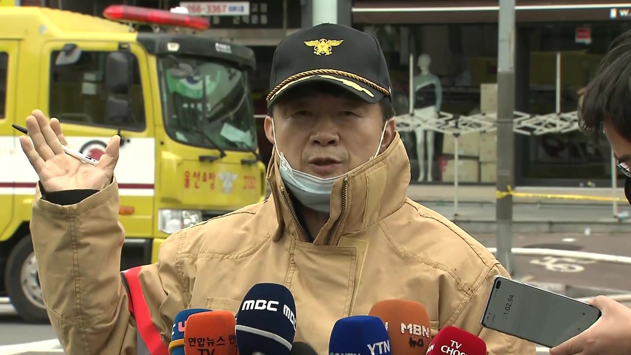 강풍 불어 진화 어려움...공동주택 가연물 화염 / YTN