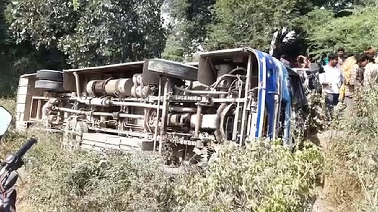 झांसी में बड़ा हादसा टला,बस पलटने से 60 से अधिक...