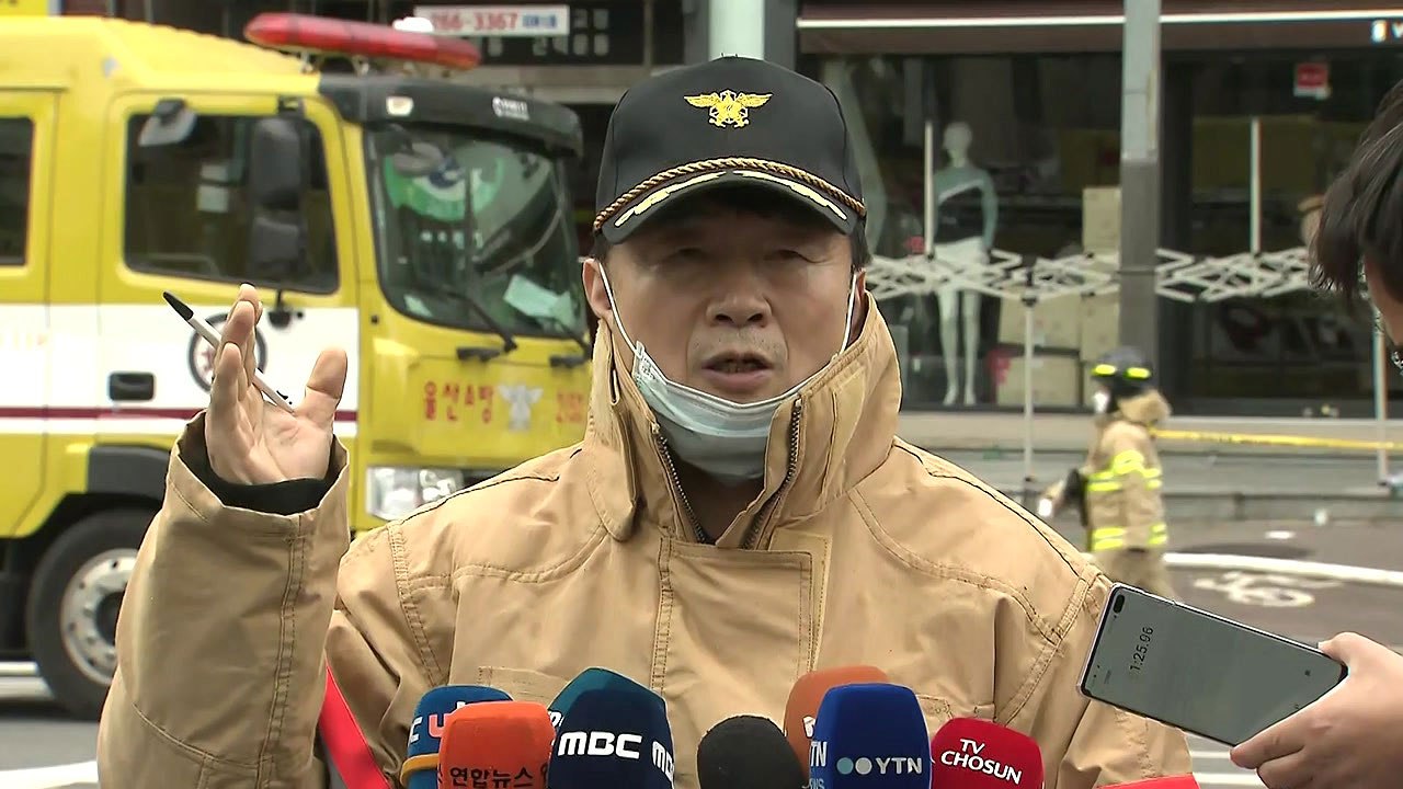 강풍 불어 진화 어려움...공동주택 가연물 화염 / YTN