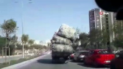 Kasasında metrelerce yükseklikteki çuvallarla ilerleyen kamyon kamerada