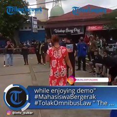 Viral Action of a Mother to Pick Up and Send the Child Home at a Demo