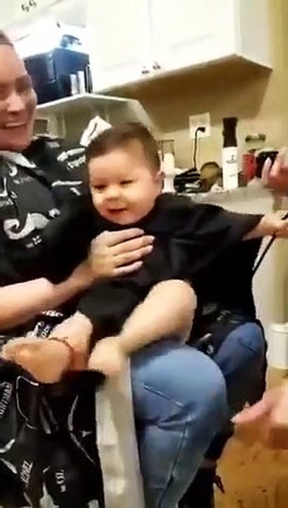 Il est mort de rire à cause de la tondeuse qui lui chatouille