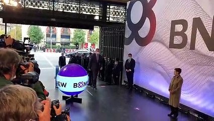 Felipe VI arriba a l’estació de França entre protestes de rebuig