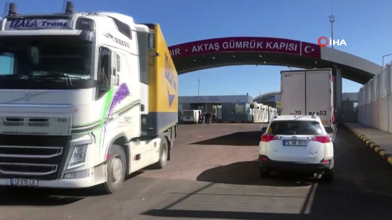 Aktaş sınır kapısından Türk ve Azeri Tırların g...
