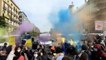 Els manifestants llancen pols de colors als antiavalots a la protesta contra Felipe VI