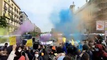 Els manifestants llancen pols de colors als antiavalots a la protesta contra Felipe VI