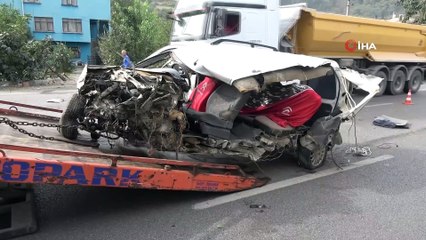 Ağaca çarparak parçalara ayrılan araçtan sağ çıktı- Aracın fırlayan motoru karşı yönden gelen otomobile çarptı, iki kişi yaralandı