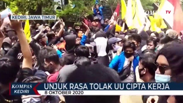 Aksi Unjuk Rasa Menolak UU Cipta Kerja Diwarnai Kericuhan