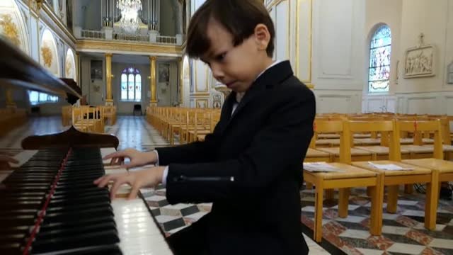 El prodigio de un niño francés de 6 años virtuoso del piano